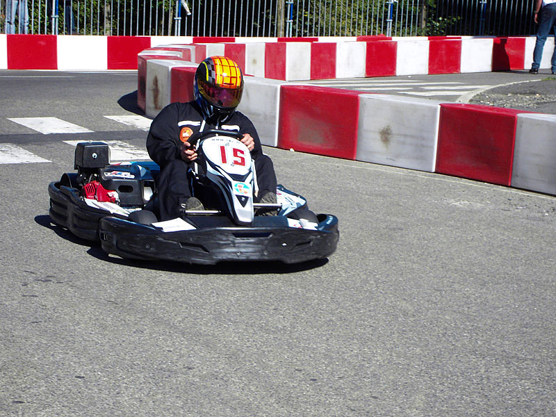 http://yann421.online.fr/hfr/nv24/karting4.jpg